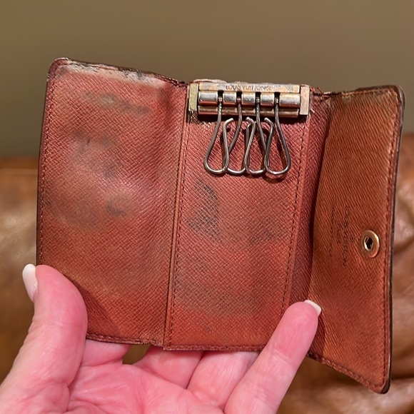 Authentic Louis Vuitton 4 key monogram holder - Picture 3 of 12